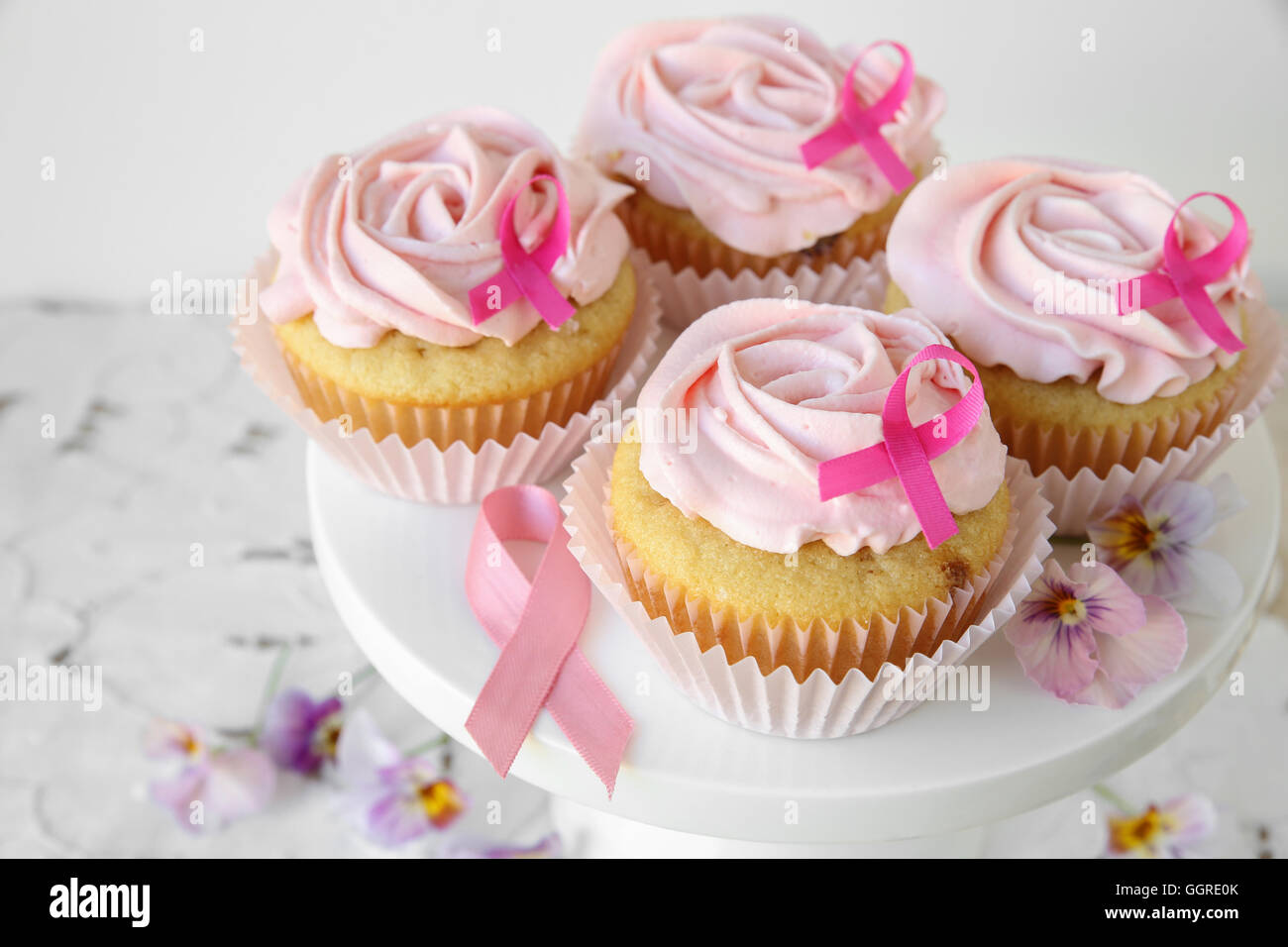 Rose Blume Cupcakes für pink-Ribbon Tag, Breast Cancer awareness Stockfoto