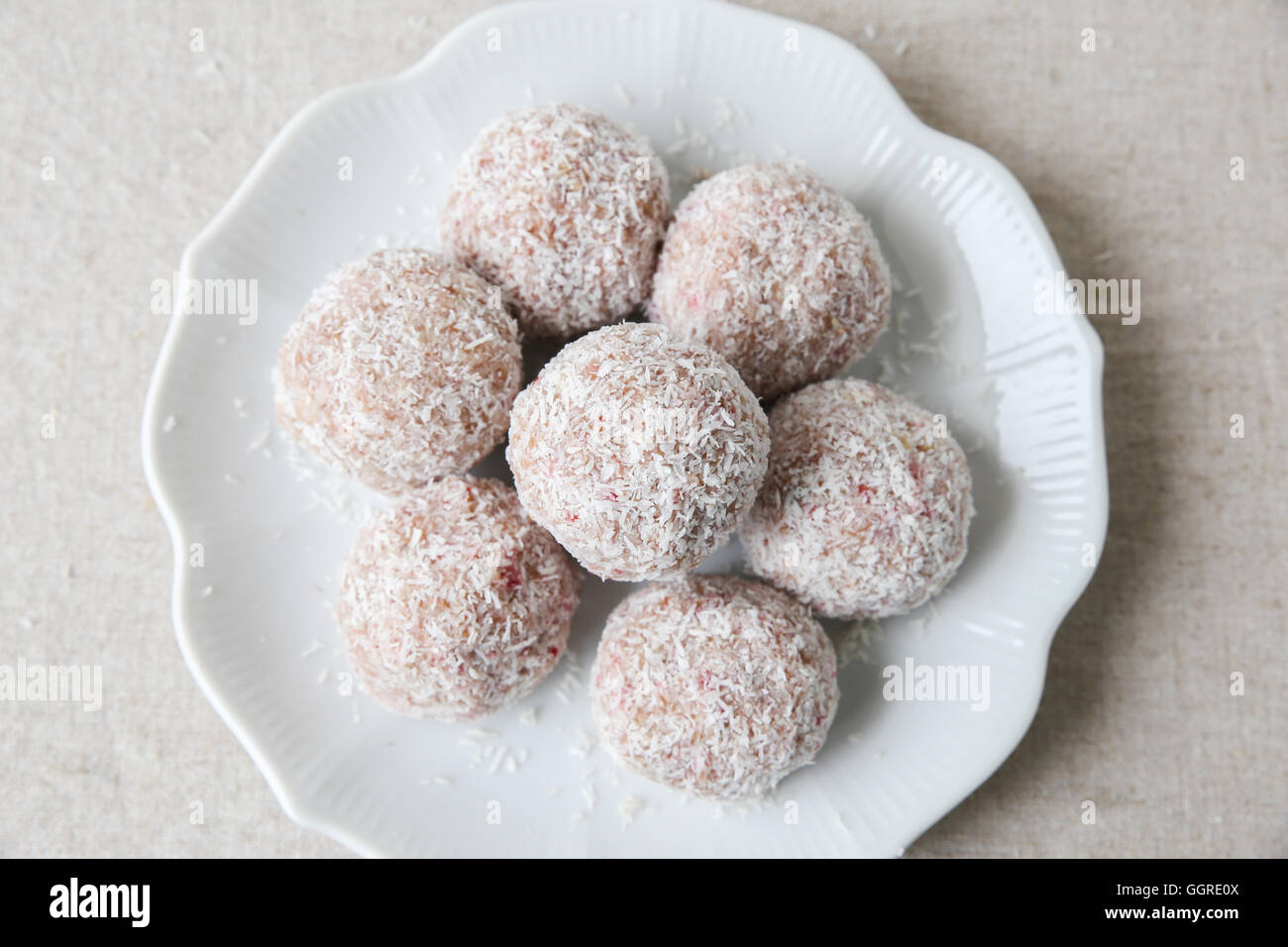 Hausgemachte Erdbeer, Datum, Cashew und Kokosnuss Glückseligkeit Ball auf Vintage Platte Stockfoto