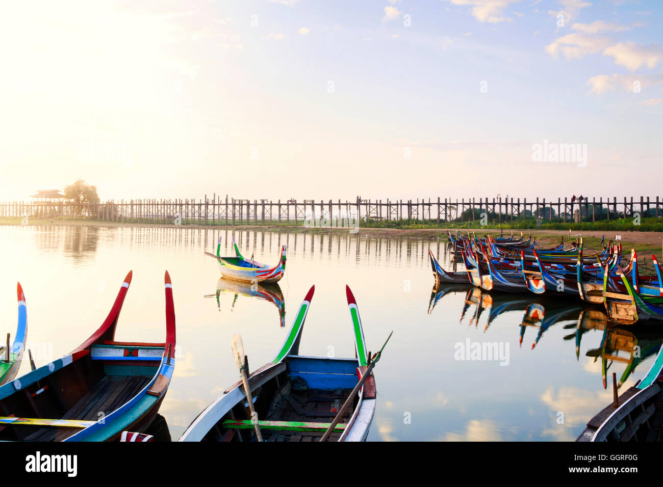 Traditionellen birmanischen Boote auf Taungthaman See und Teak U Bein Brücke in der Nähe von Mandalay Stockfoto