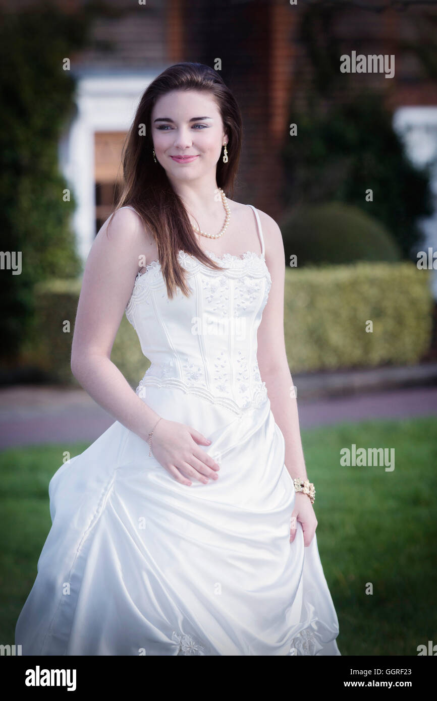 Eine junge Braut im Hochzeitskleid Stockfoto