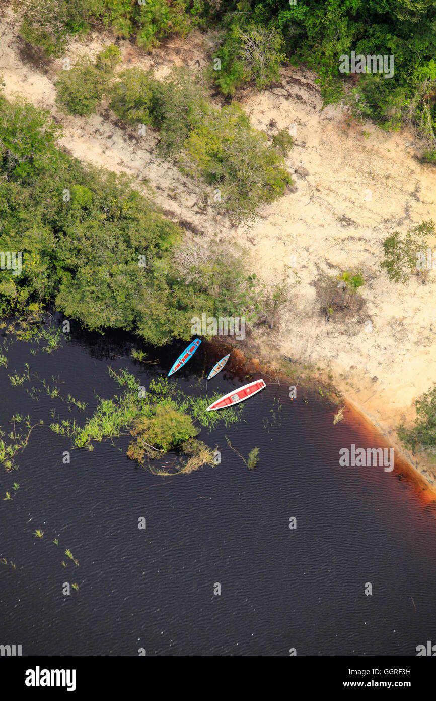 Luftaufnahme der Boote an einem schwarz-Wildwasser-Strand im brasilianischen Amazonasgebiet Stockfoto