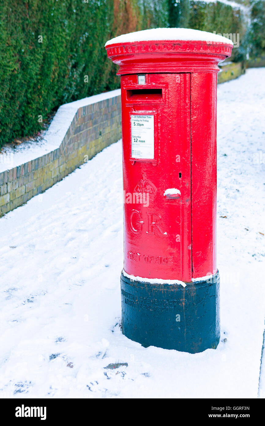 Eine englische Post Box in einer verschneiten Winter Stockfoto