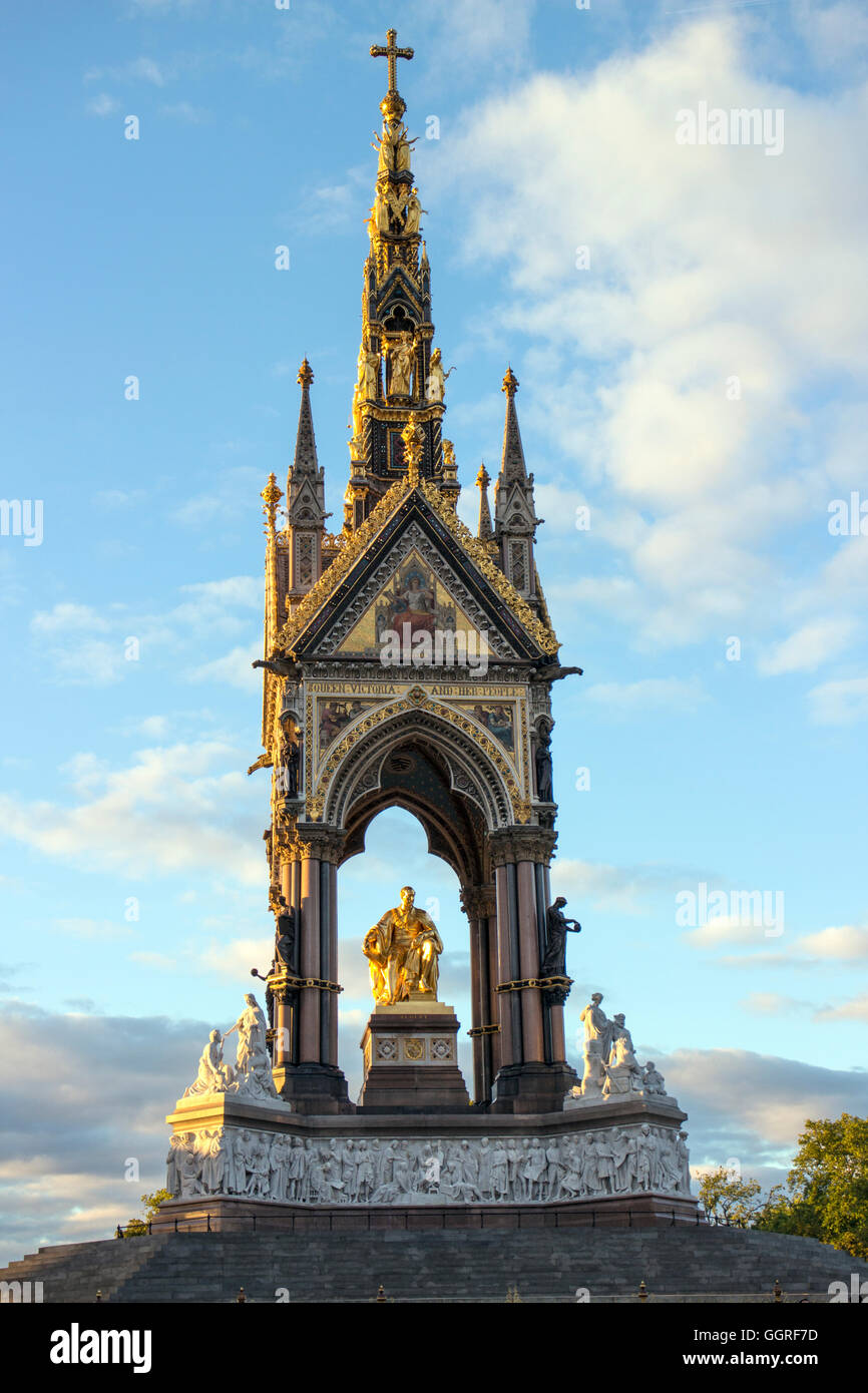 Gothic Revival Albert Memorial, Hyde Park, London von Sir George Gilbert Scott, der Ehemann von Queen Victoria, Prinz Albert, der im Jahr 1861 eingeweiht Stockfoto