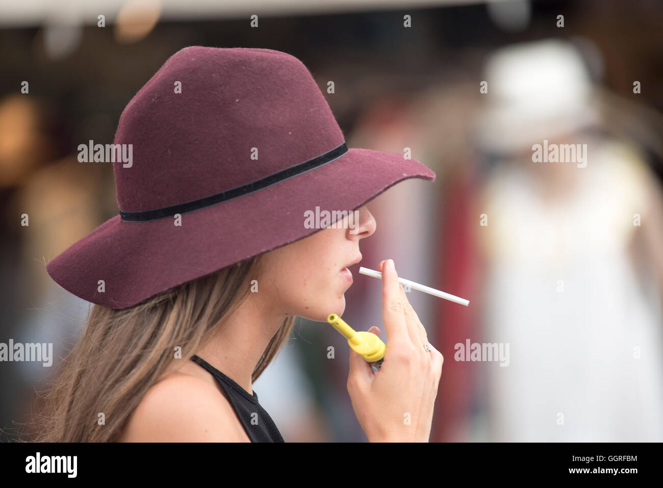 Girl Smoking Cigarette Fotos Und Bildmaterial In Hoher Auflösung Alamy 2694