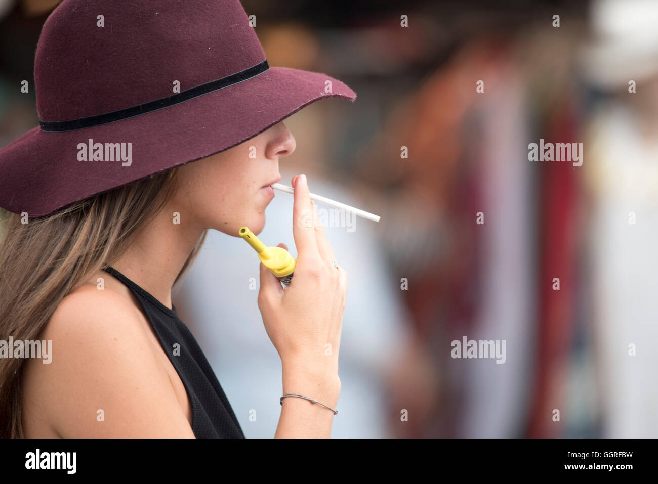 Mädchen Frau Hut qualmender Zigarette hält dampfen e-Zigarette Stockfoto