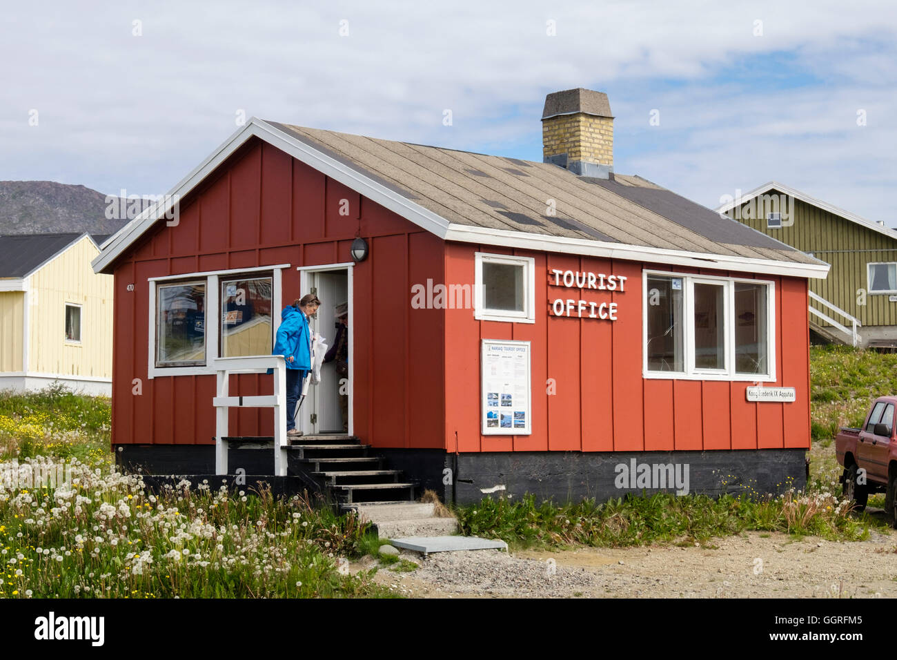 Touristen in der Tourist Information im roten Holzgebäude. Narsaq Kujalleq, Südgrönland Stockfoto