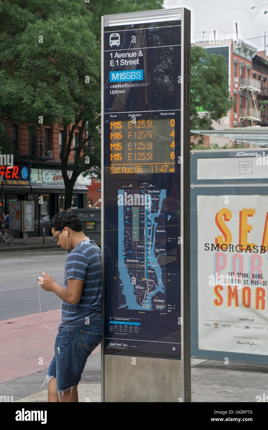 Ein neuen High-Tech-Zeichen auf Lower Manhattan erzählen Pendler wenn die nächsten Busse geplant sind, um anzukommen Stockfoto