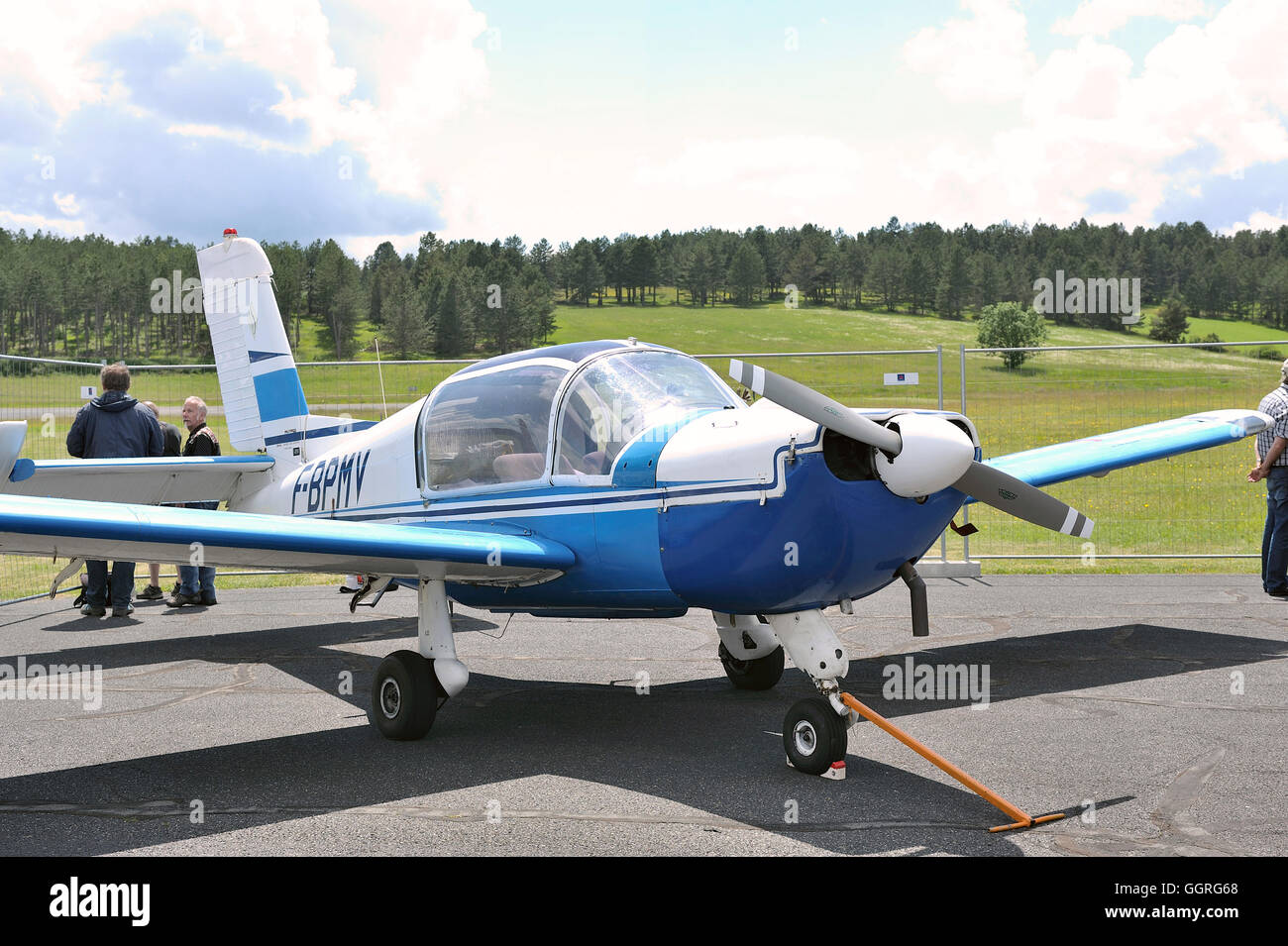 Kleines Flugzeug geparkt auf dem Flugplatz Mende im französischen Département Gard Stockfoto