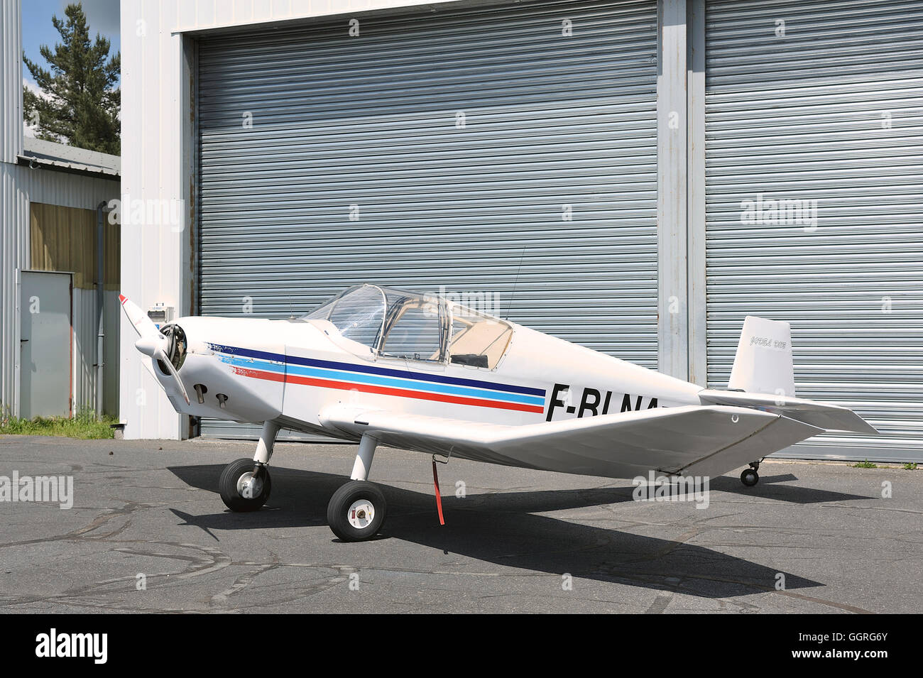 Kleines Flugzeug geparkt auf dem Flugplatz Mende im französischen Département Gard Stockfoto