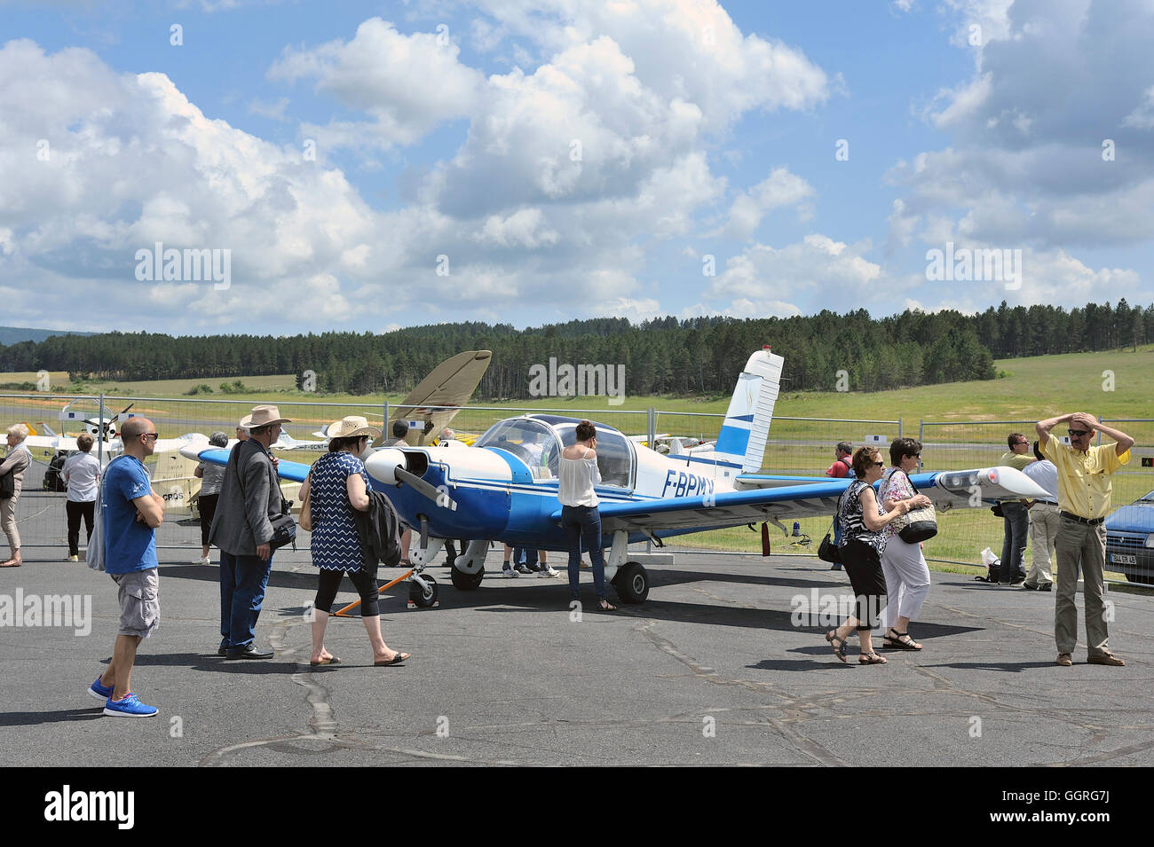 Kleines Flugzeug geparkt auf dem Flugplatz Mende im französischen Département Gard Stockfoto