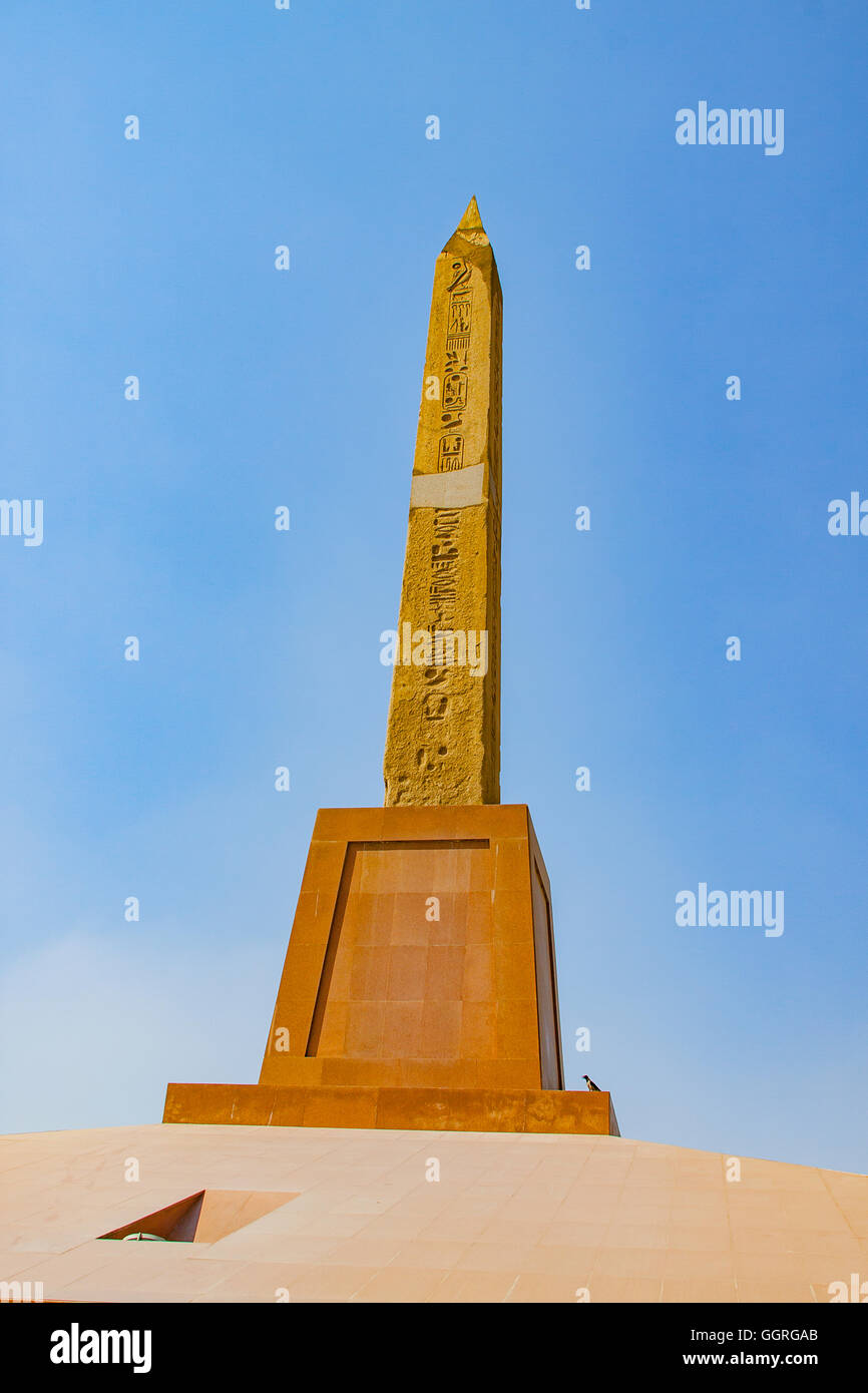 Ägypten, Kairo, Heliopolis, am Eingang des Flughafens, ein echtes Obelisk, zog von Tanis, mit Kartuschen von Ramses II. Stockfoto