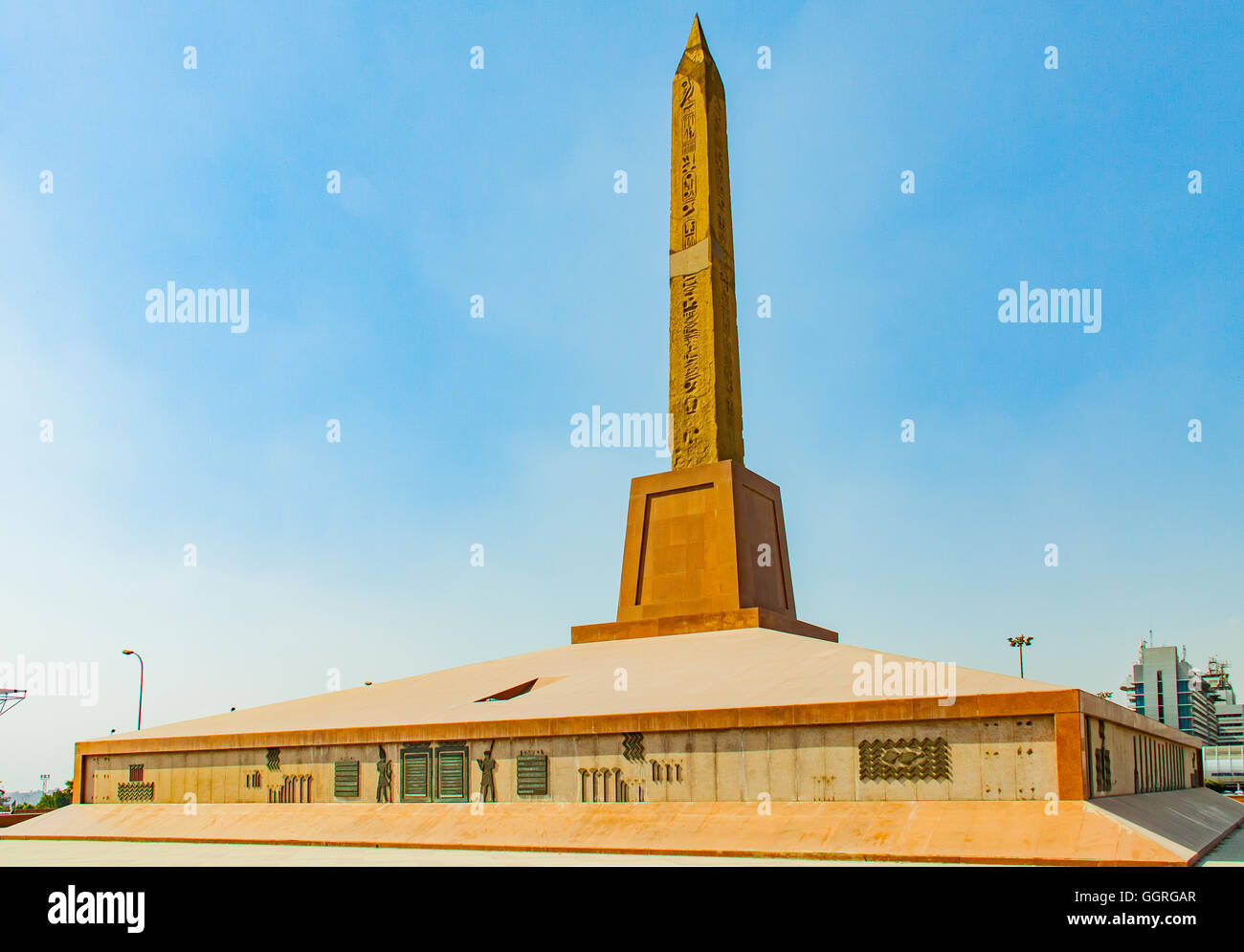 Ägypten, Kairo, Heliopolis, am Eingang des Flughafens, ein echtes Obelisk, zog von Tanis, mit Kartuschen von Ramses II. Stockfoto