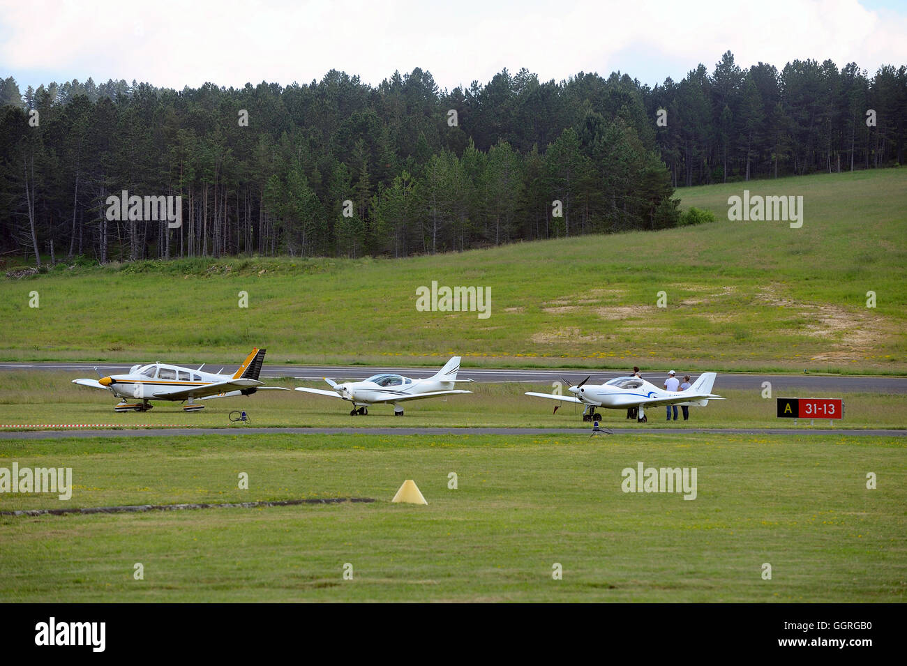 Kleine private Flugzeuge geparkt auf dem Flugplatz Mende im französischen Département Gard Stockfoto