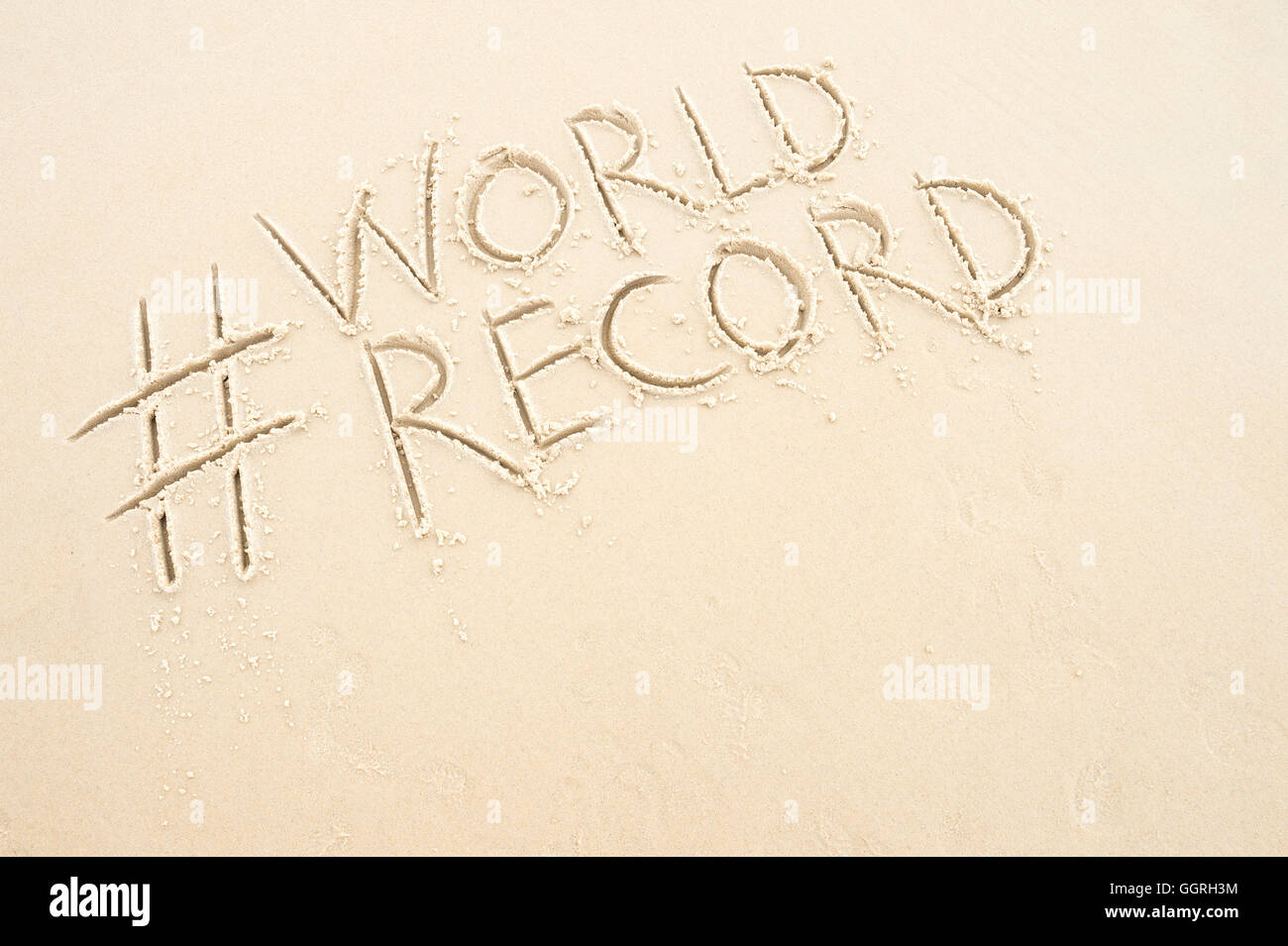 Hashtag-social Media-Nachricht für World Record geschrieben im weichen Sand am Strand von Rio De Janeiro, Brasilien Stockfoto