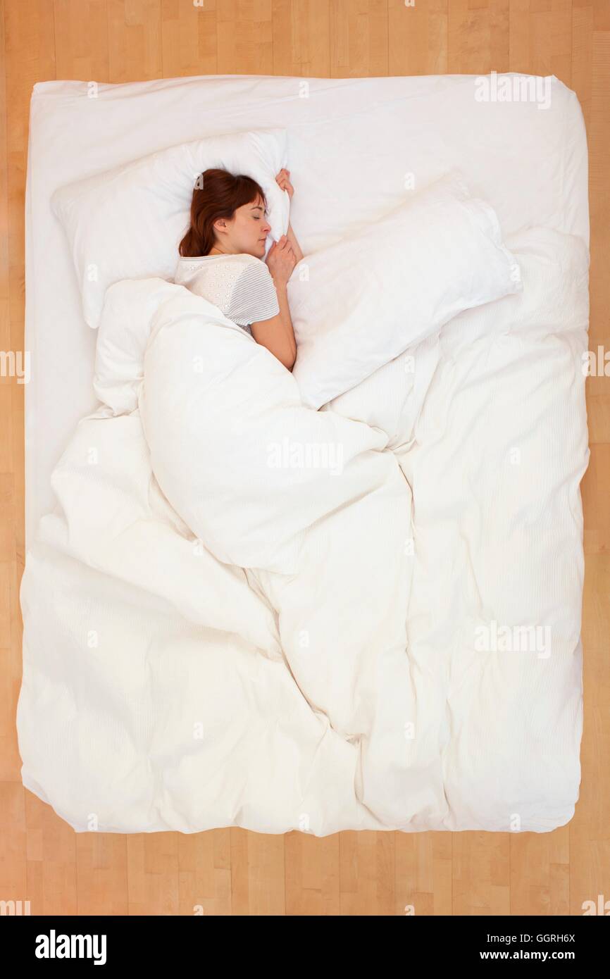 Mitte Erwachsene Frau im Bett liegend, schlafend. Stockfoto
