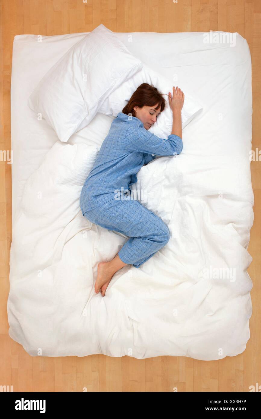 Mitte Erwachsene Frau im Bett liegend, schlafend. Stockfoto