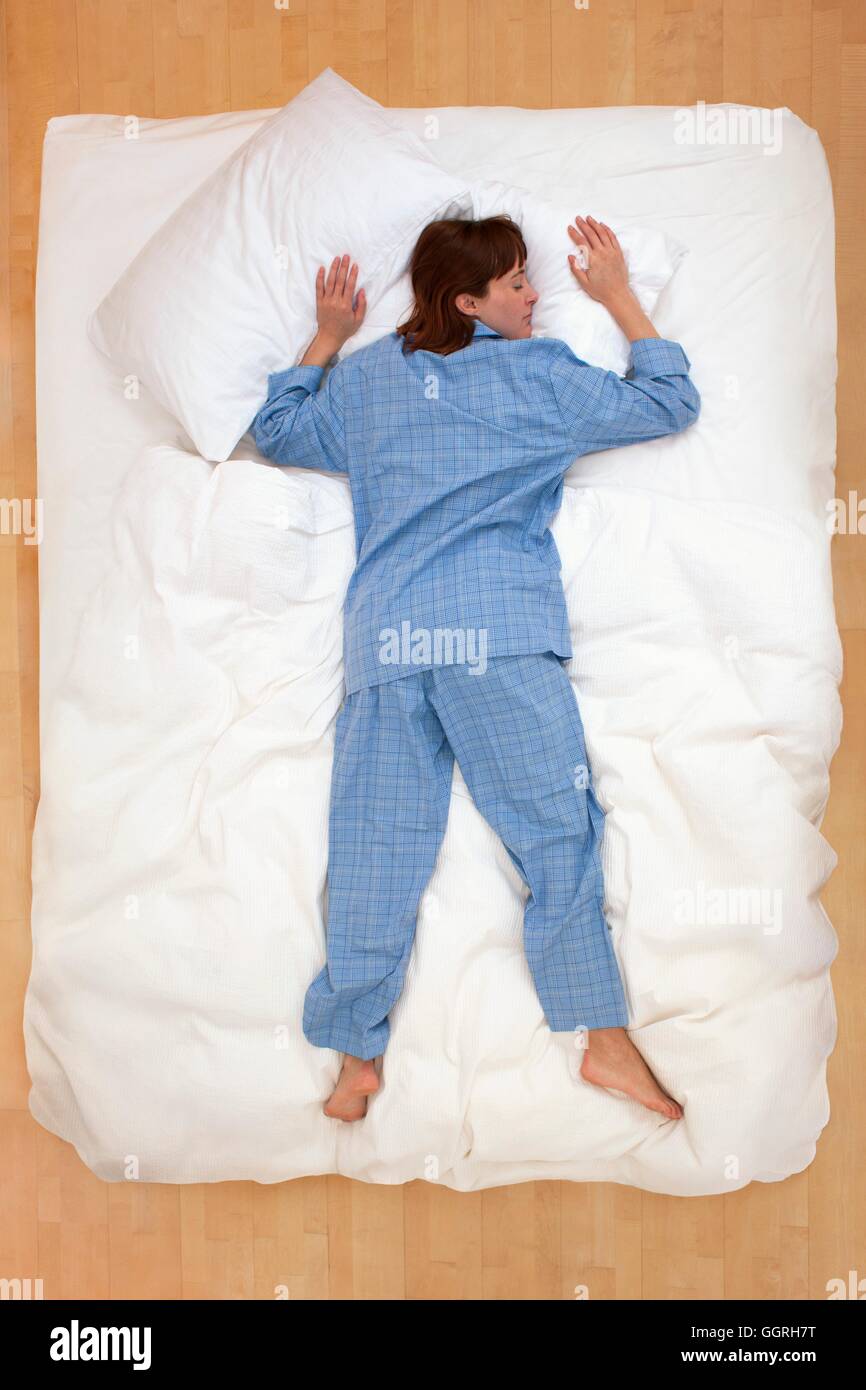Mitte Erwachsene Frau im Bett liegend, schlafend. Stockfoto