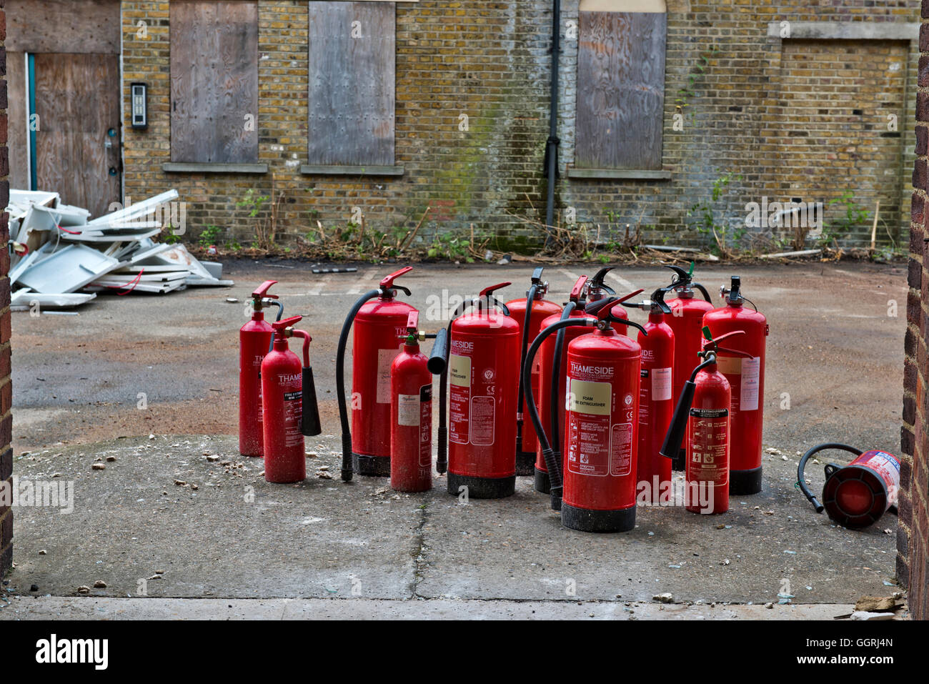 Feuerlöscher sind vor Abriss am St Clements Hospital im Londoner East End vor der großen Sanierung gesammelt. Stockfoto