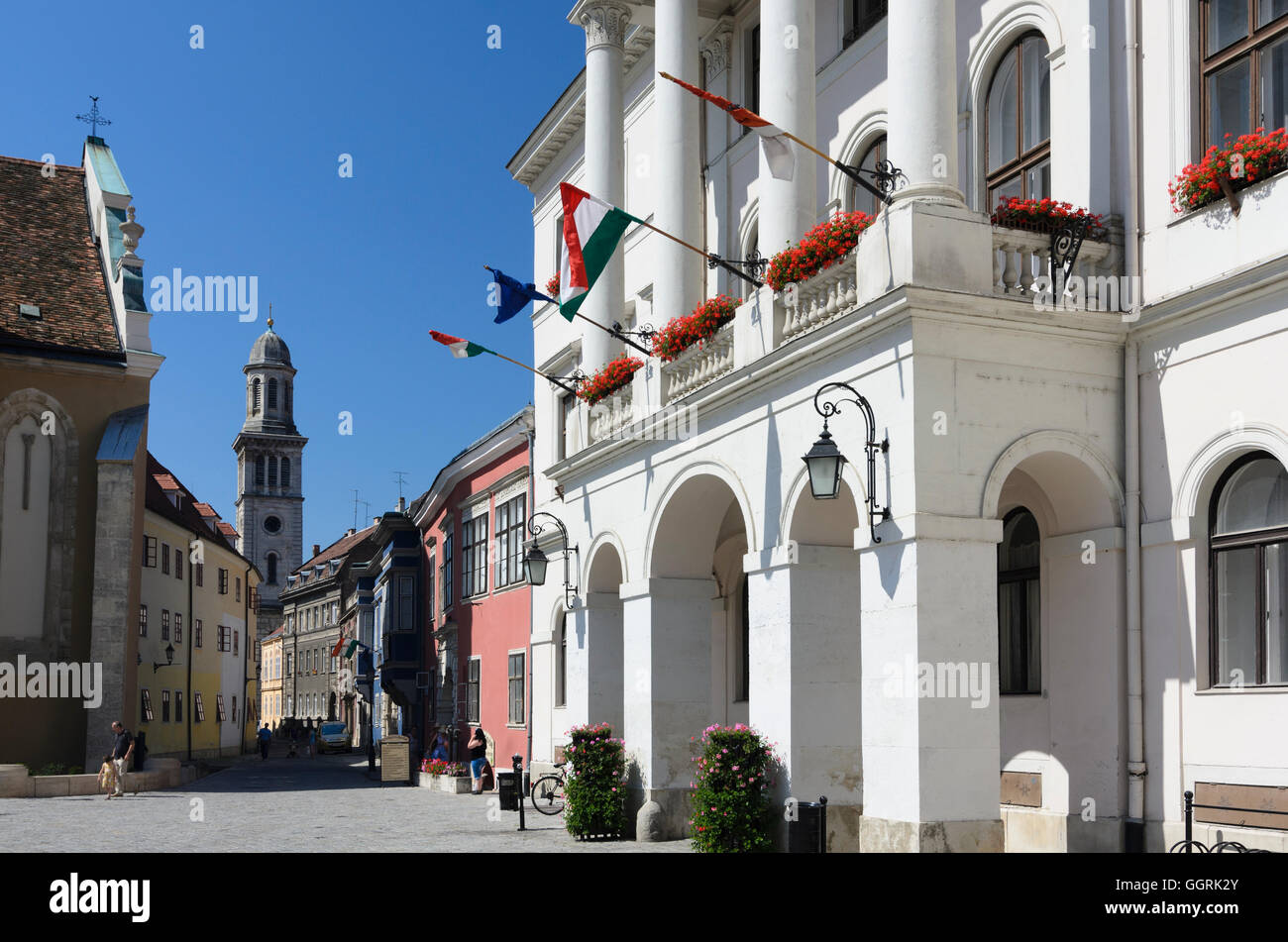 Sopron (Ödenburg): County Hall auf Fö ter betrachten Templom Utca (Kirchgasse) mit der evangelischen Kirche, Ungarn, Györ-Mos Stockfoto