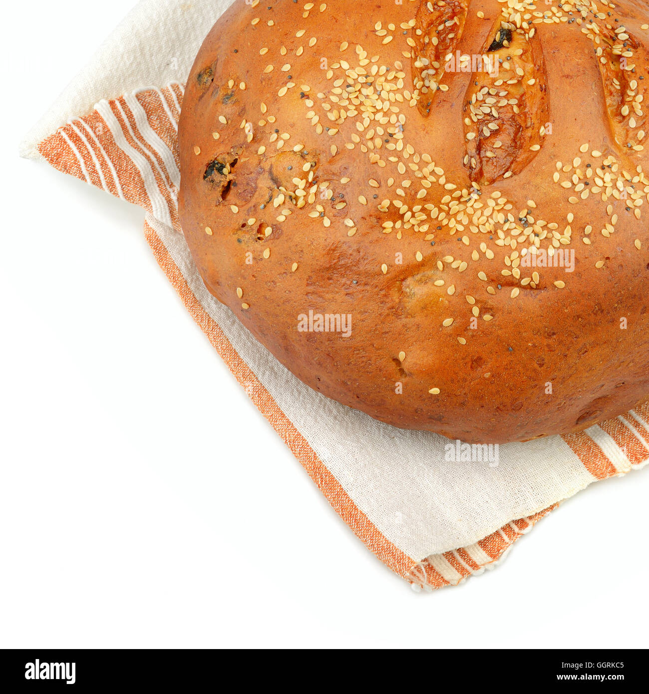Leckeres Brot in ein Handtuch gewickelt Stockfoto