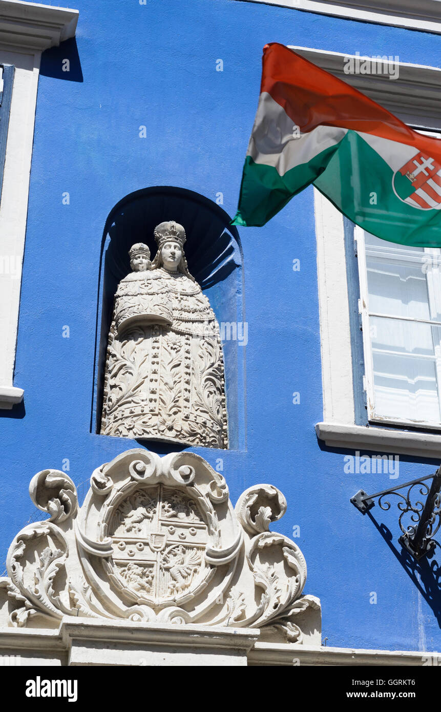 Sopron (Ödenburg): Familienwappen und Kopie der Mariazell-Grace-Statue am Palais Esterhazy (Bergbaumuseum), Ungarn, Györ-Moson-S Stockfoto