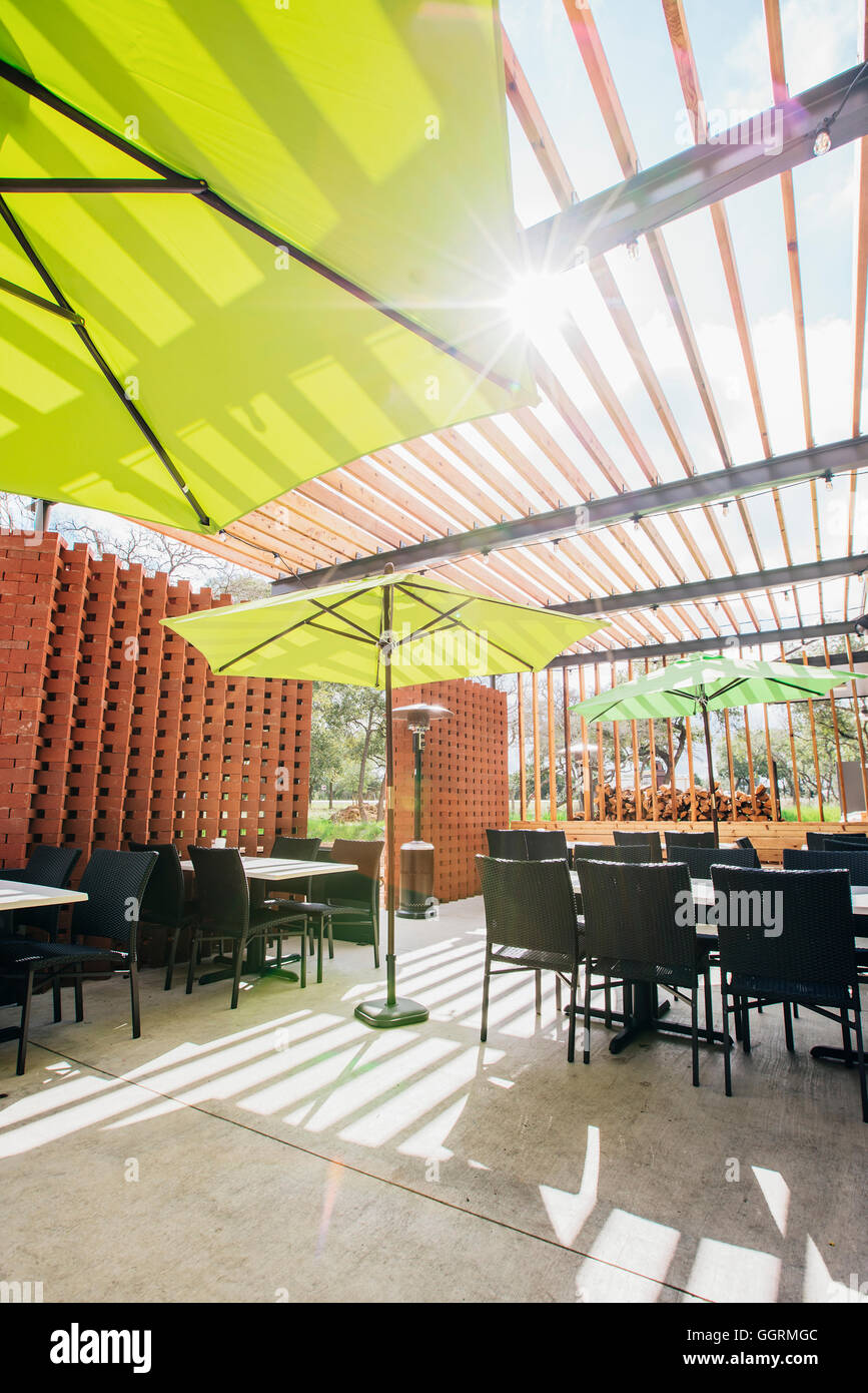 Grüne Schirme in der Restaurant-Terrasse Stockfoto