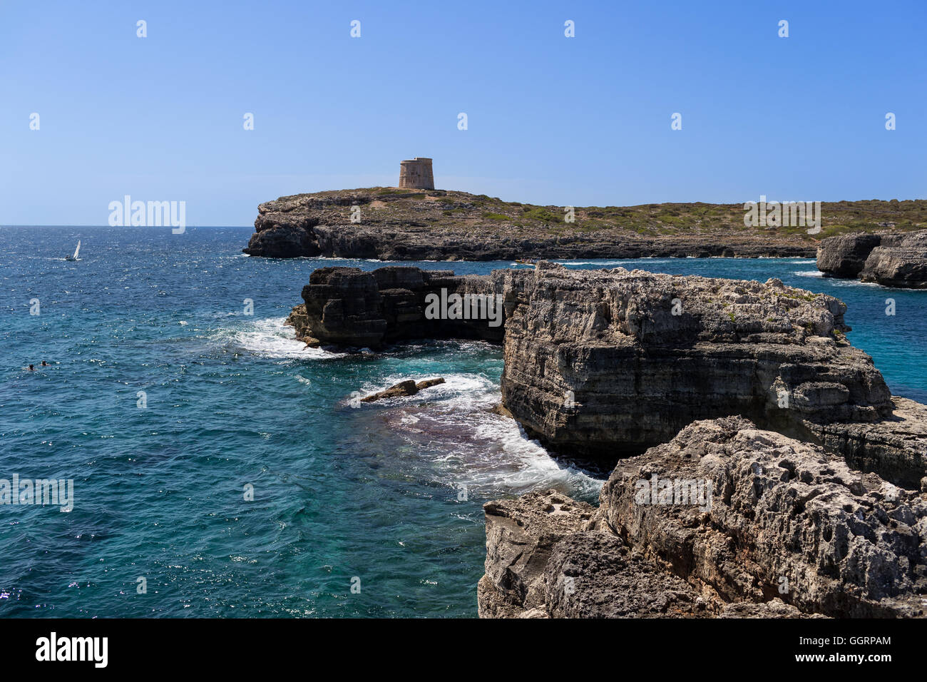 Felsige Küste und das Meer Stockfoto