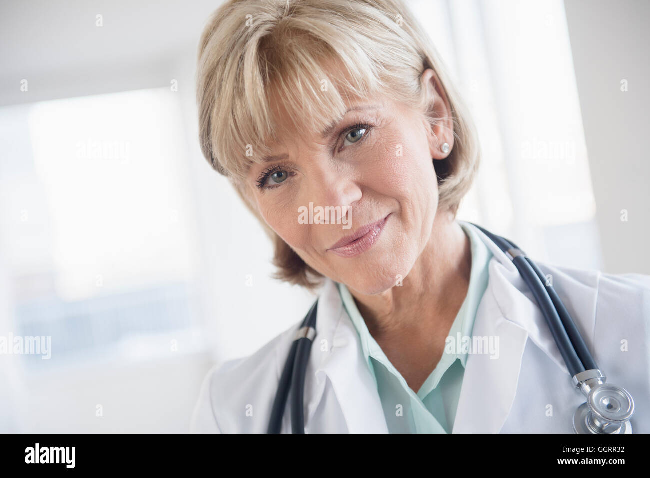 Ältere kaukasischen Arzt mit Stethoskop Stockfoto