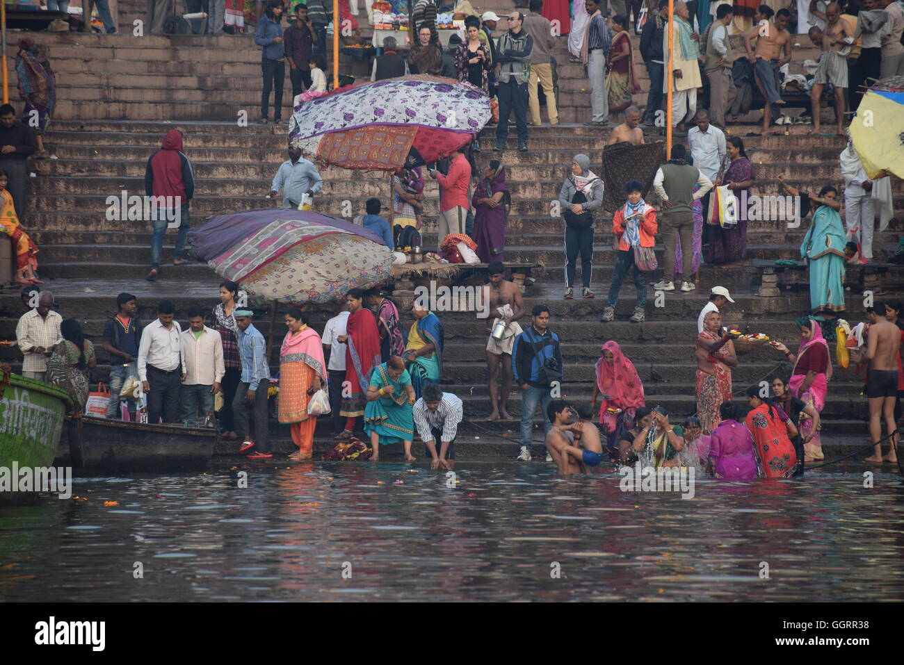 Morgendlichen Tätigkeiten des indischen Volkes im Fluss Ganges, Varanasi, Uttar Pradesh, Indien Stockfoto