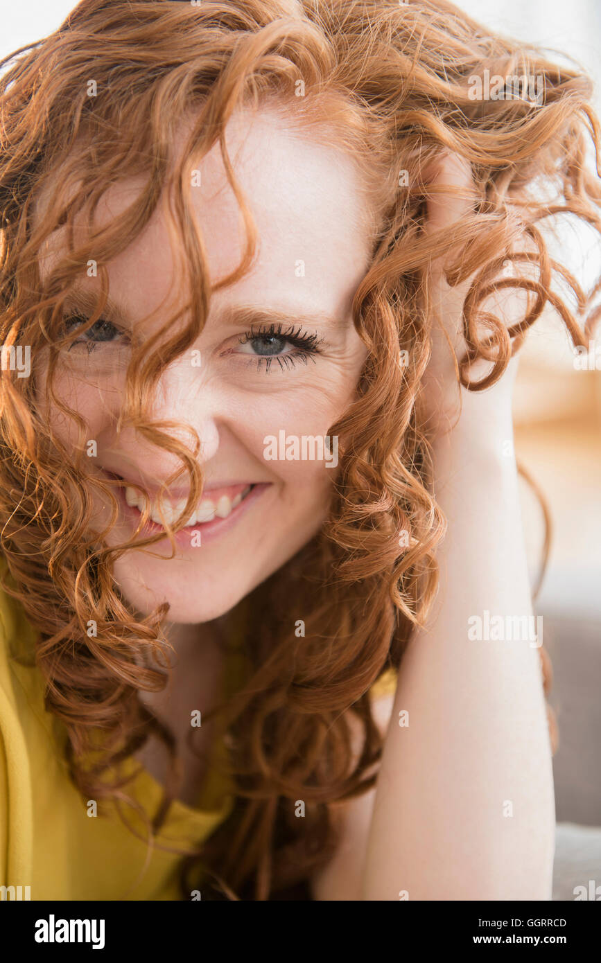 Lächelnde kaukasischen mit Hand im Haar Stockfoto