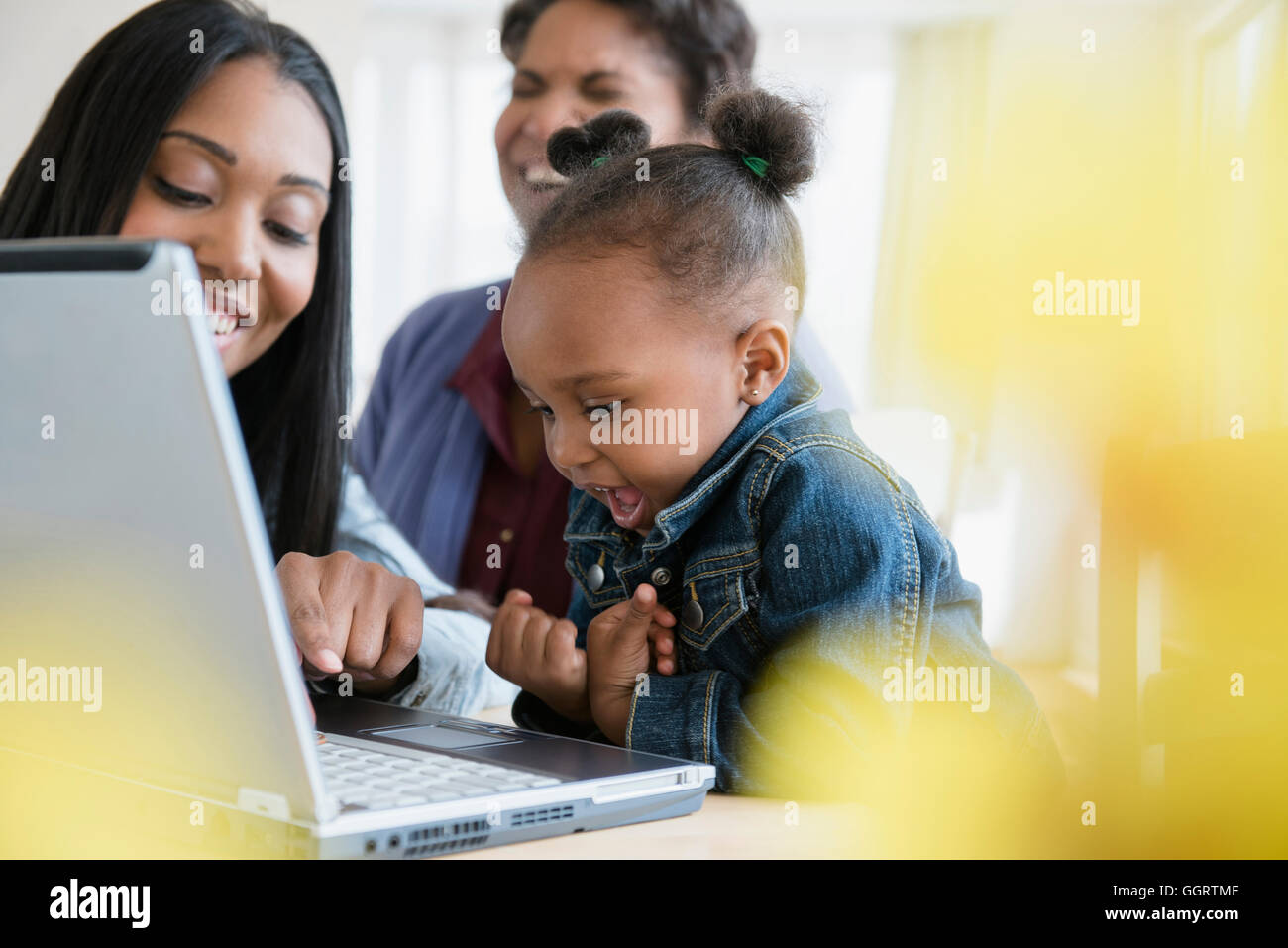 Schwarz mehr-Generationen-Familie mit laptop Stockfoto