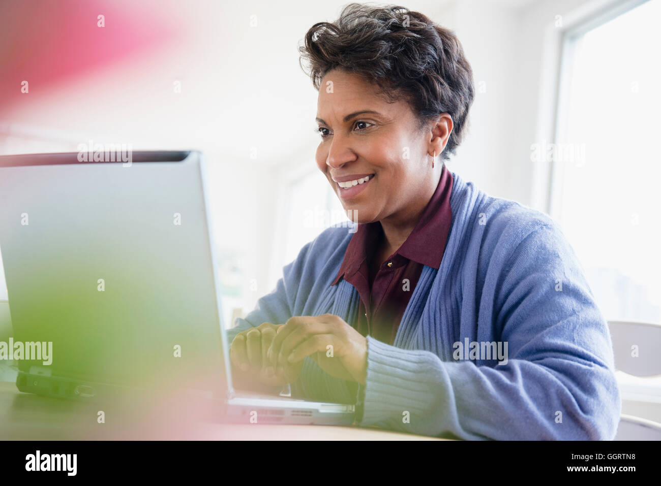 Ältere schwarze Frau mit laptop Stockfoto