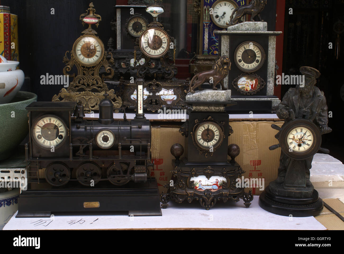 Reproduktion antiker Uhren auf dem Panjiayuan Flohmarkt. Peking - China. Stockfoto