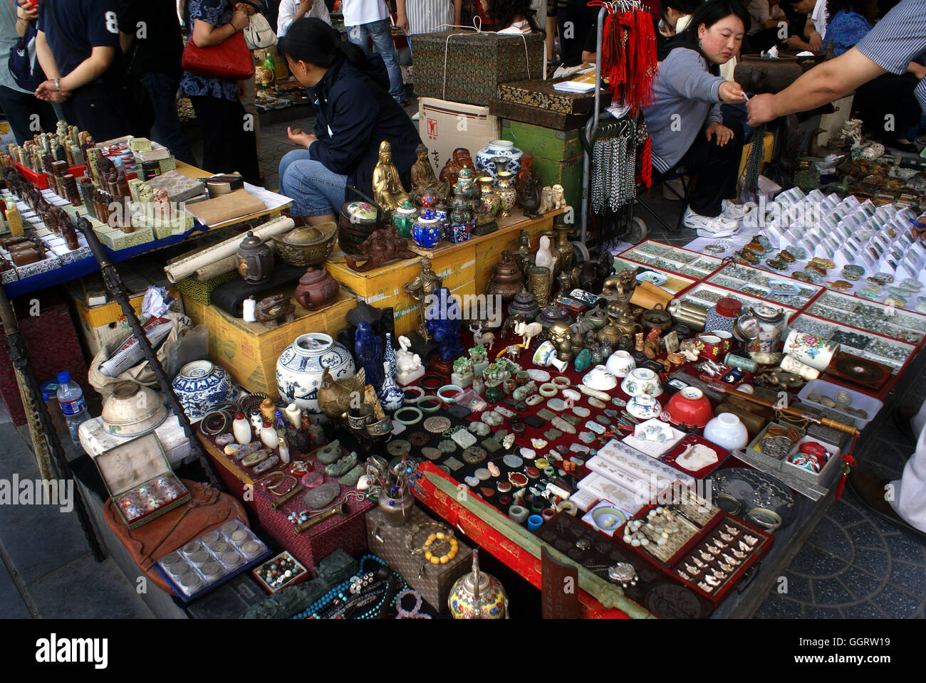 Kuriositäten bei der Panjiayuan Flohmarkt, wo Feilschen um den Preis zu erwarten ist. Peking - China. Stockfoto