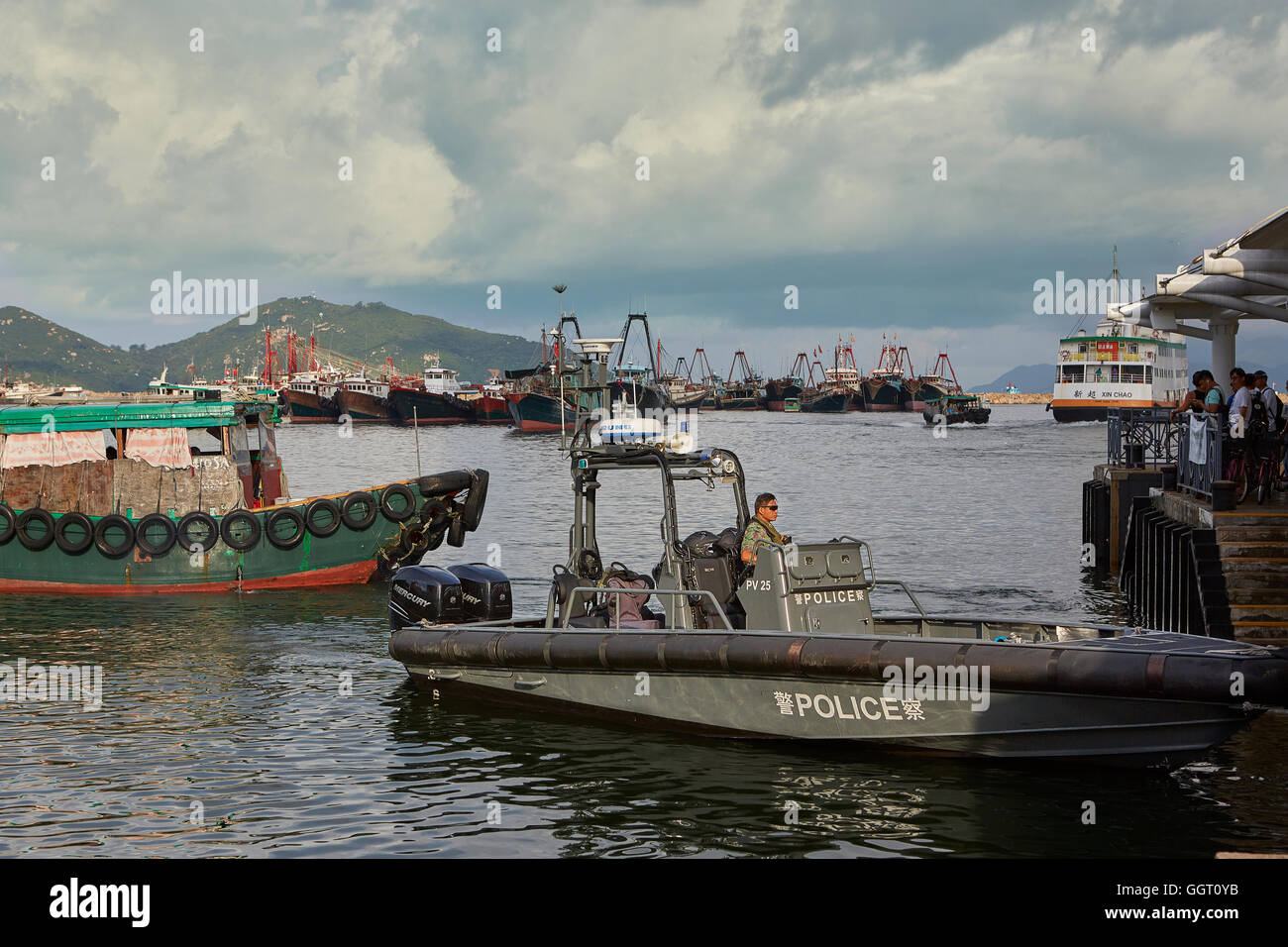 Ein Hong Kong Polizei Start durch den öffentlichen Pier auf Cheung Chau Insel, Hong Kong. Stockfoto