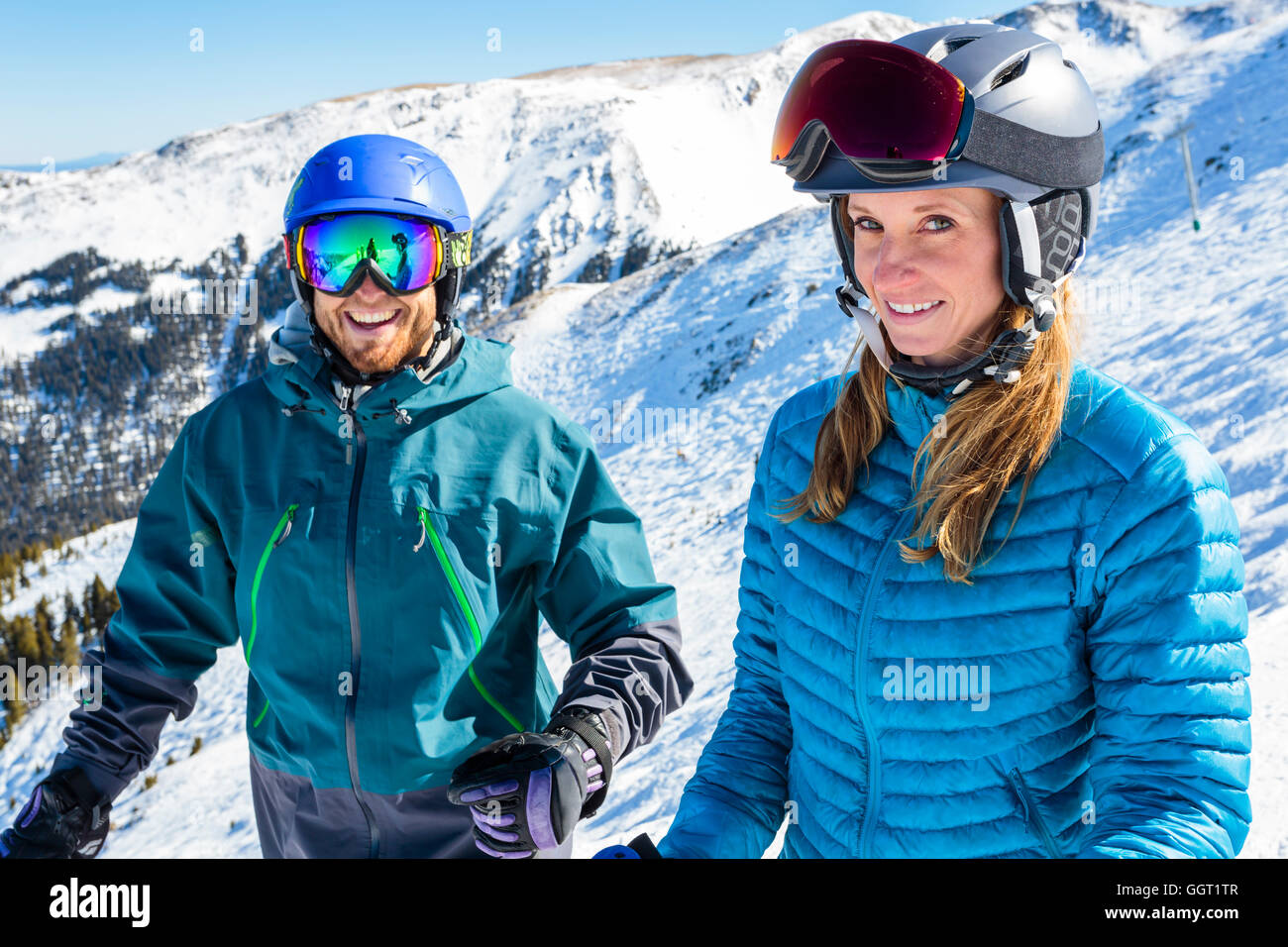 Paar steht auf verschneite Berggipfel Stockfoto