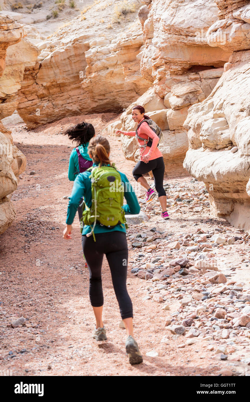 Frauen tragen Rucksäcke Canyon einfahren Stockfoto