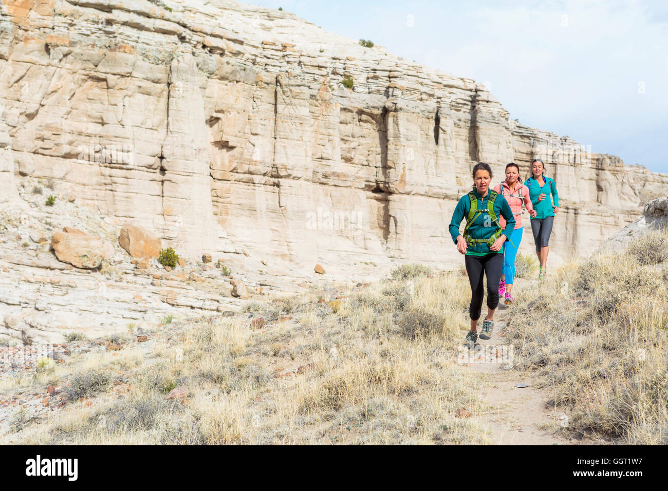 Frauen tragen Rucksäcke Canyon einfahren Stockfoto