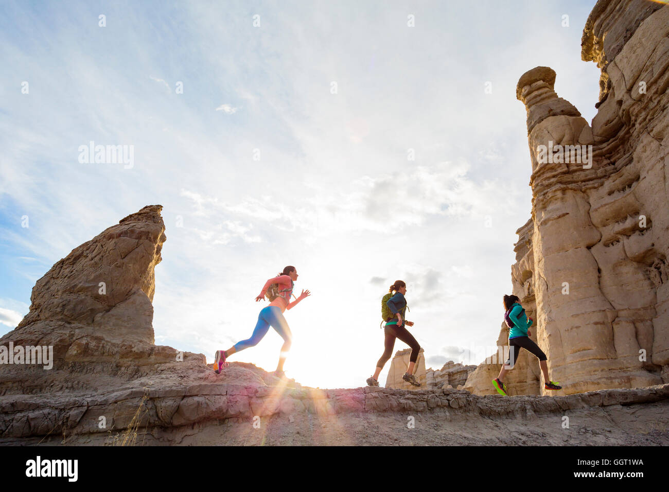 Frauen tragen Rucksäcke Canyon einfahren Stockfoto