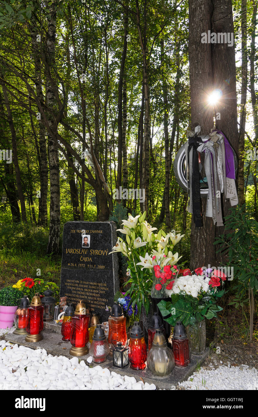 Prachatice (Prachatitz): Gedenkstätte für ein tödlich verletzter Motorradfahrer auf einer Straße, Tschechisch, Jihocesky, Südböhmen, South Bohemi Stockfoto