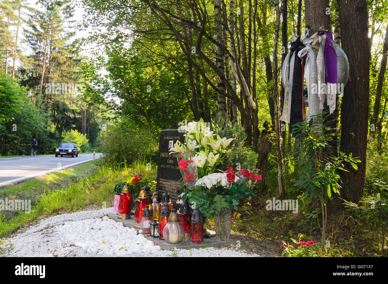 Prachatice (Prachatitz): Gedenkstätte für ein tödlich verletzter Motorradfahrer auf einer Straße, Tschechisch, Jihocesky, Südböhmen, South Bohemi Stockfoto