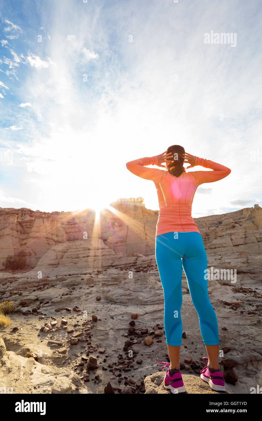 Frau im Canyon Strecken Arme Stockfoto