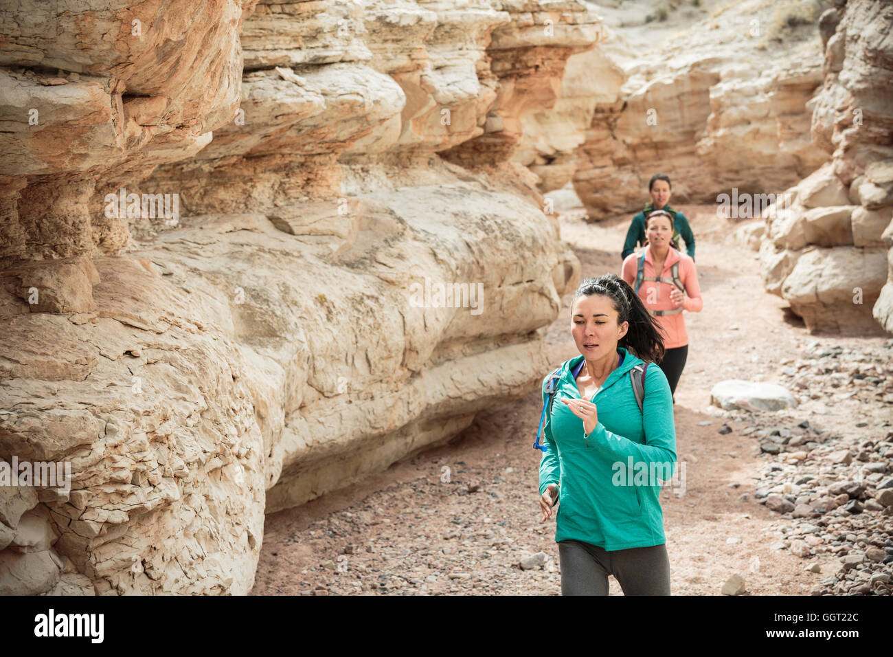Frauen tragen Rucksäcke Canyon einfahren Stockfoto