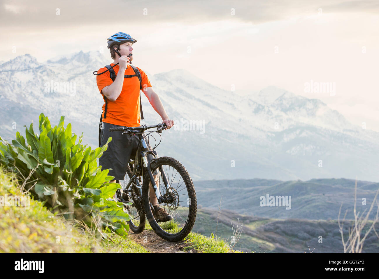 Kaukasischen Mann Reiten, Mountain Bike Rast- und Trinkwasser Stockfoto