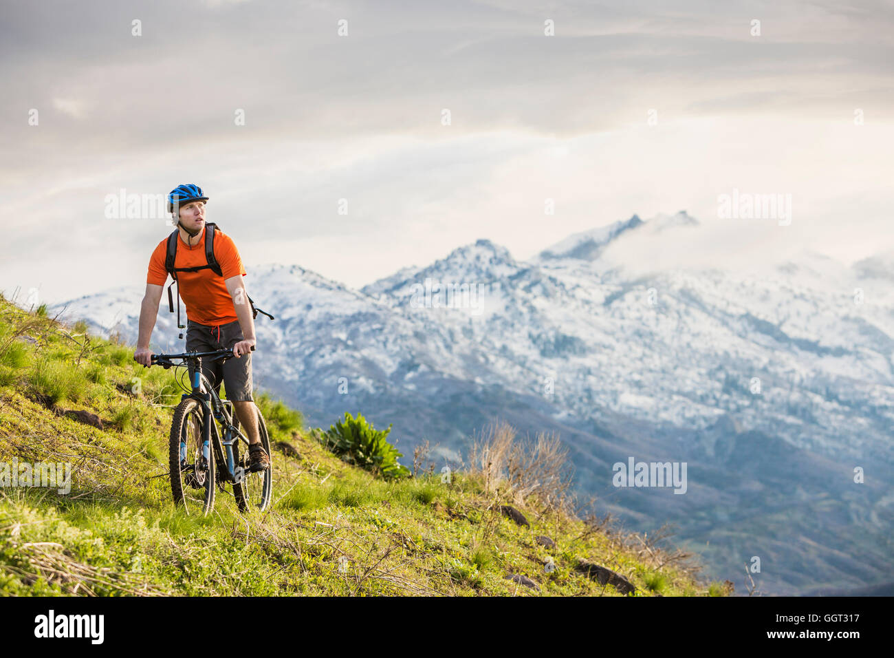Kaukasischen Mann Reiten Mountainbike Stockfoto