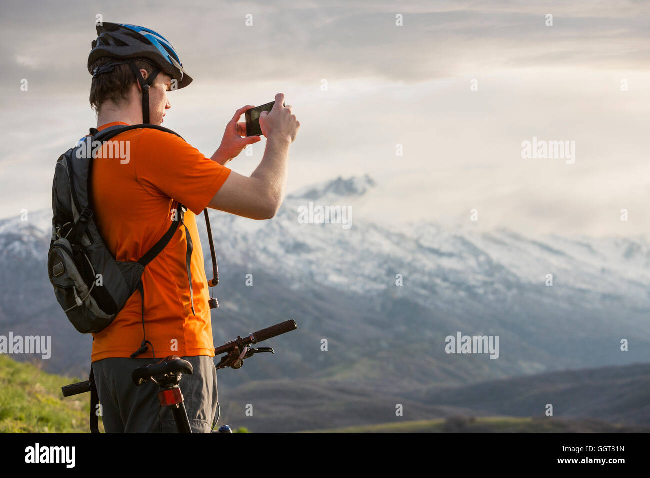 Kaukasischen Mann mit Mountainbike Panorama fotografieren Stockfoto