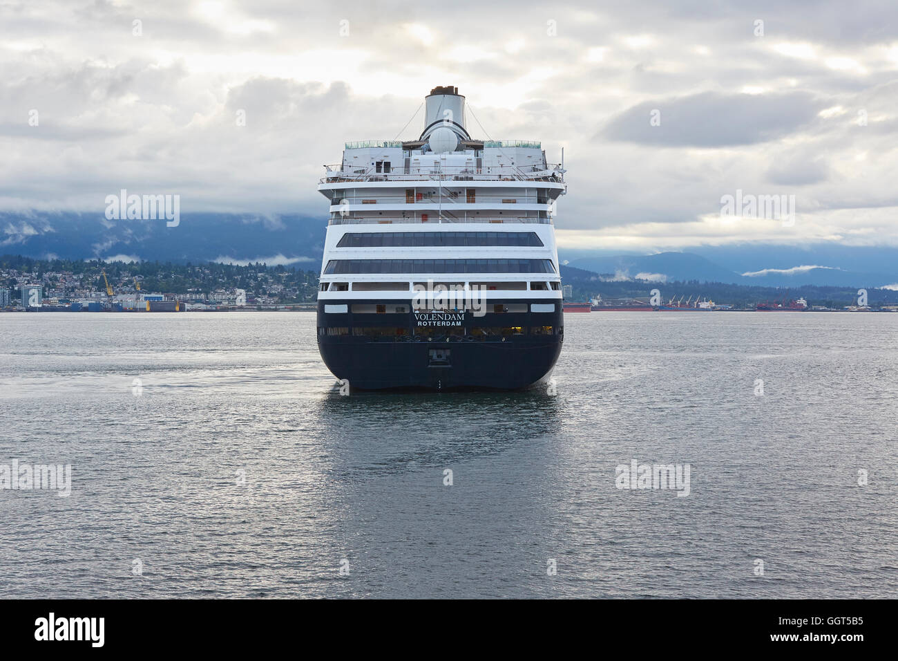 Das Kreuzfahrtschiff MS Volendam kommt im Hafen von Vancouver. Stockfoto