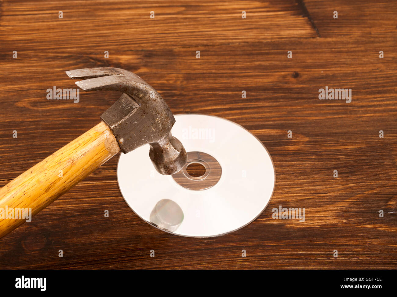 Alten Hammer zertrümmern CD-Laufwerk. Probleme der Daten und die Sicherheit. Stockfoto