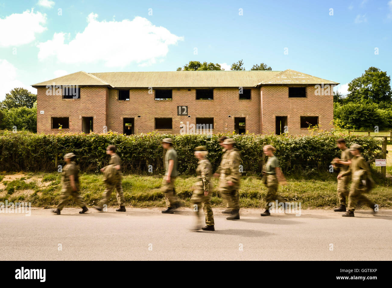 Armee-jüngstere Söhne Fuß vorbei an alten Rates Häusern im Dorf Imber auf Salisbury Plain, Wiltshire, wo Bewohner, im Jahr 1943 vertrieben wurden zu einem Übungsgelände für US-Truppen, die Vorbereitung, Europa zu erobern. Straßen durch die MoD kontrollierten Dorf sind jetzt offen und schließt sich wieder am Montag, den 22. August. Stockfoto