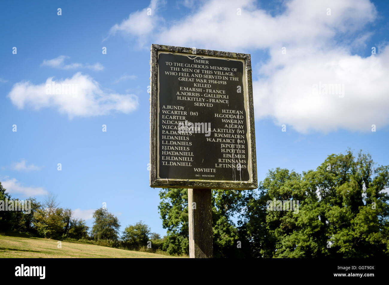 Das Kriegerdenkmal in Imber Dorf auf Salisbury Plain, Wiltshire, wo Bewohner, im Jahr 1943 vertrieben wurden zu einem Übungsgelände für US-Truppen vorbereiten, Europa zu erobern. Straßen durch die MoD kontrollierten Dorf sind jetzt offen und schließt sich wieder am Montag, den 22. August. Stockfoto